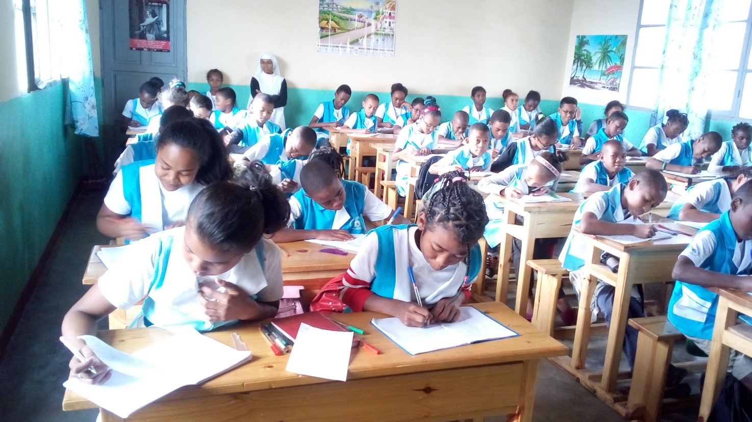 3 - Una classe dei  ragazzi della scuola secondaria a Moramanga